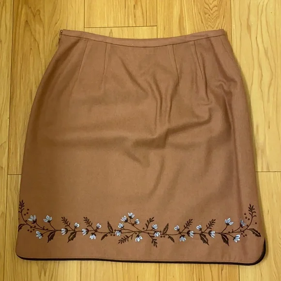 ANN TAYLOR CAMEL/BROWN/BLUE CLASSIC SKIRT w/FLORAL EMBROIDERY SIZE 2 LIKE NEW!